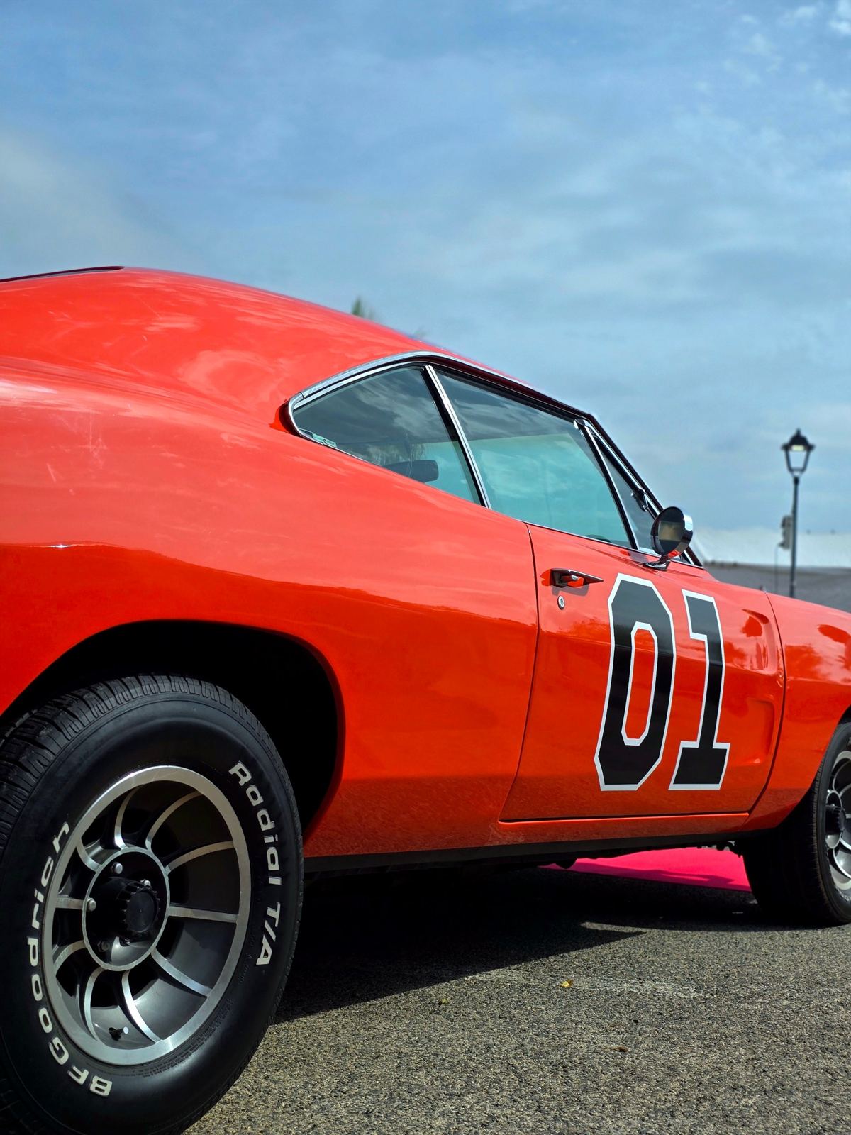 Dodge Charger clásico naranja con un brillo profundo