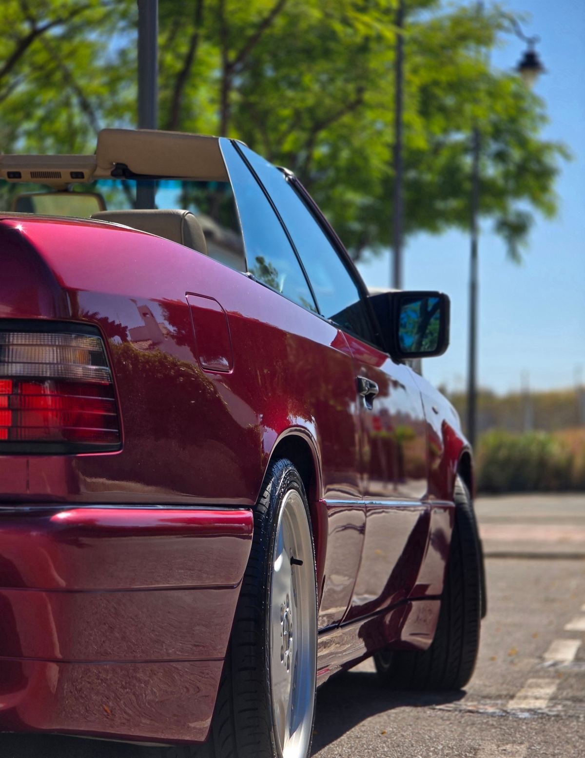 Mercedes descapotable clásico rojo con reflejos como un espejo