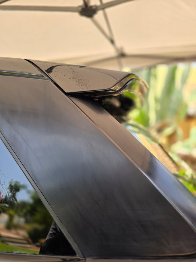 Hazy, marked gloss black rear pillar and spoiler