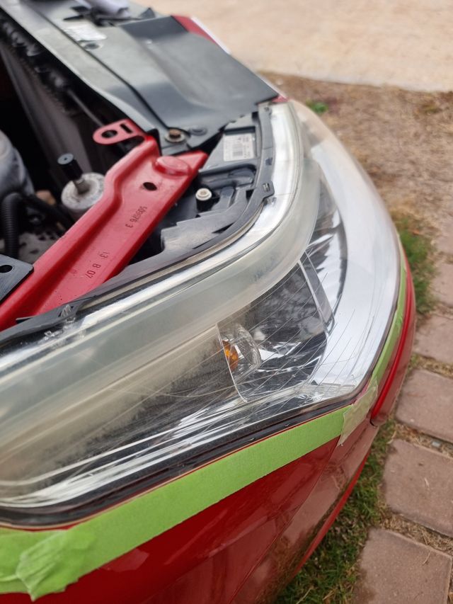 Un faro apagado y opaco, encintado y listo para restaurar